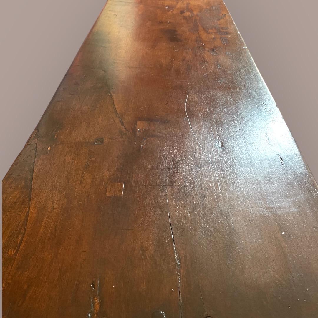 Italian site table circa 1720 in walnut 