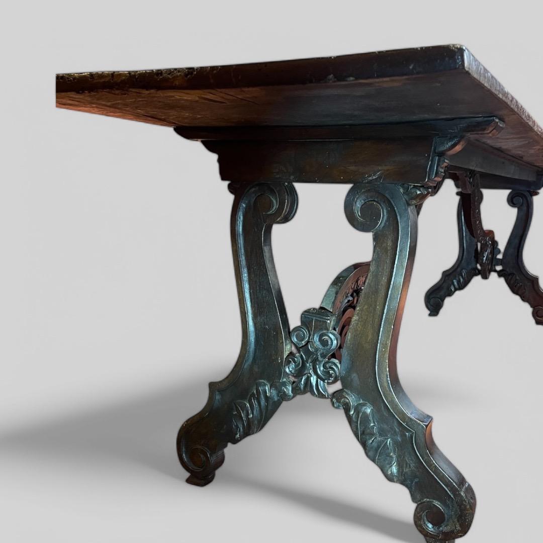 Italian site table circa 1720 in walnut 