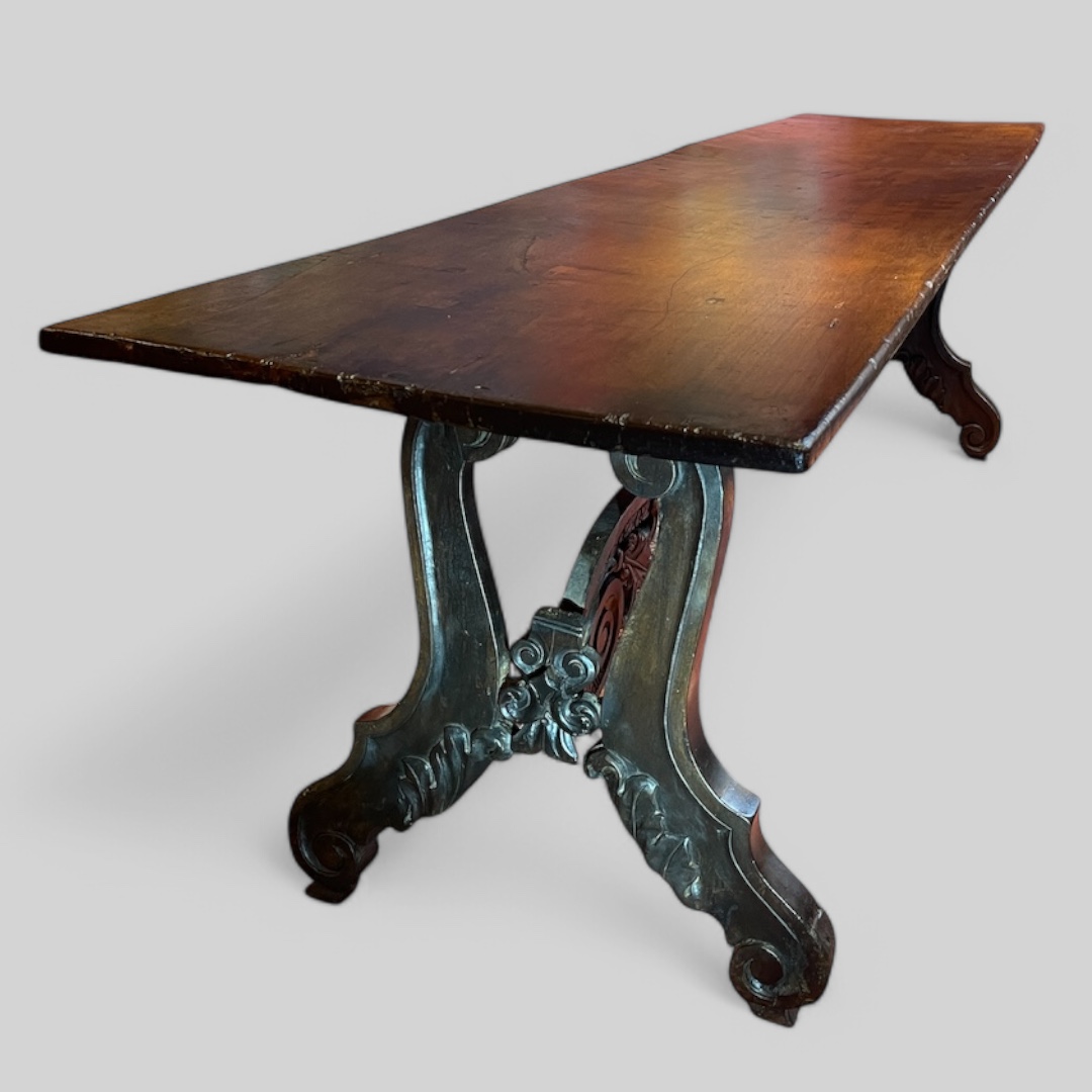 Italian site table circa 1720 in walnut 