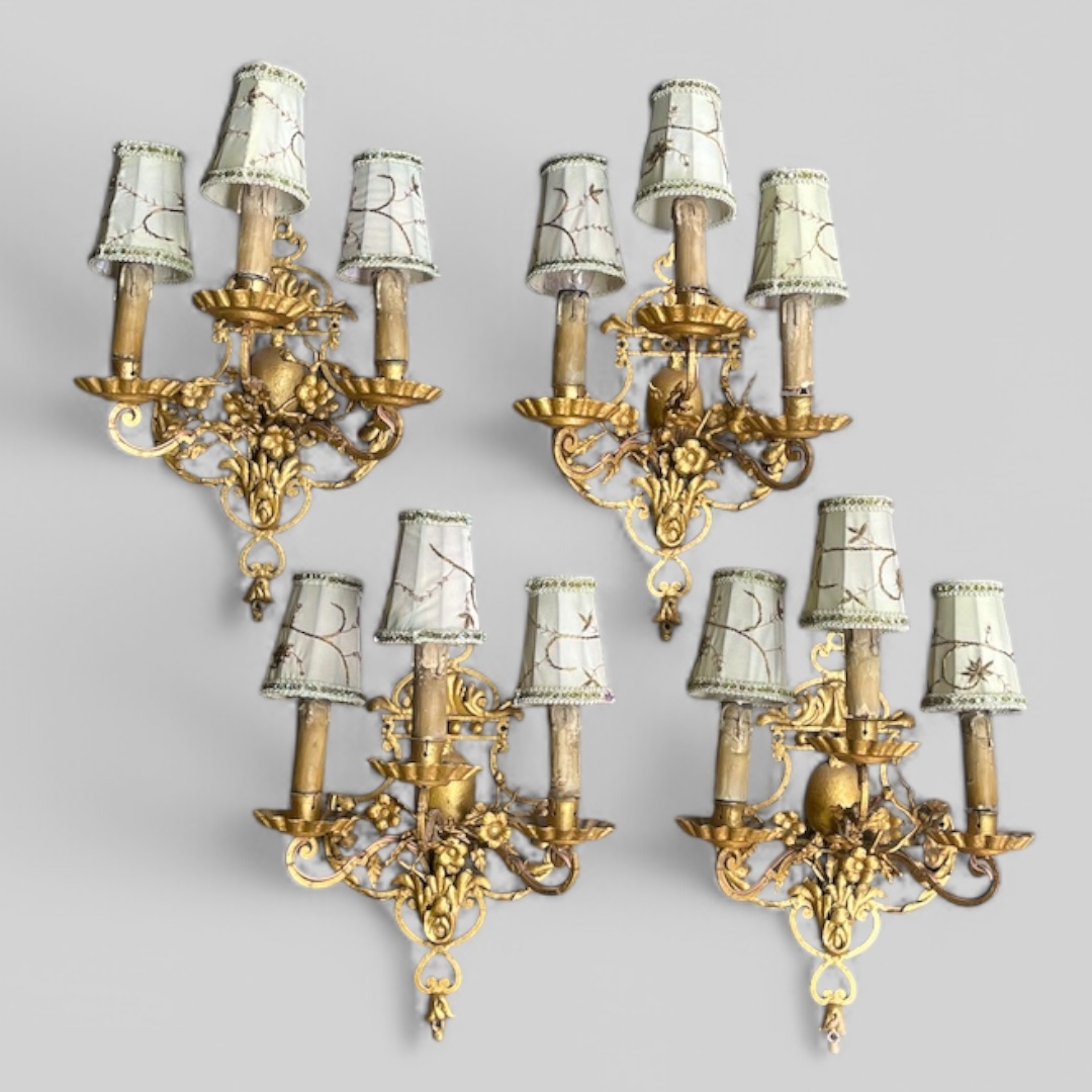 Set of 4 wall lights with gilded brass frame and silk lampshades